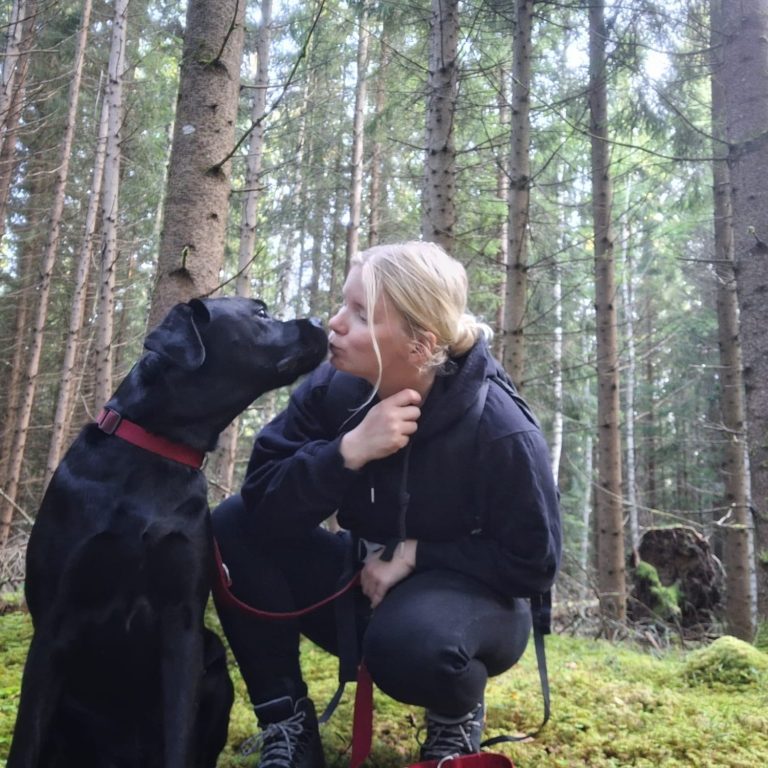 Traurednerin Julia Schumacher mit Hund Odin beim Wandern in Meerbusch